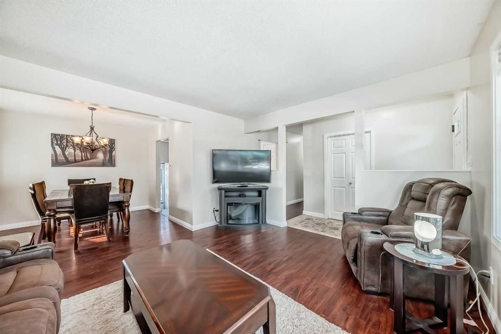 727 Macleay Road Ne, Calgary, AB - Indoor Photo Showing Living Room