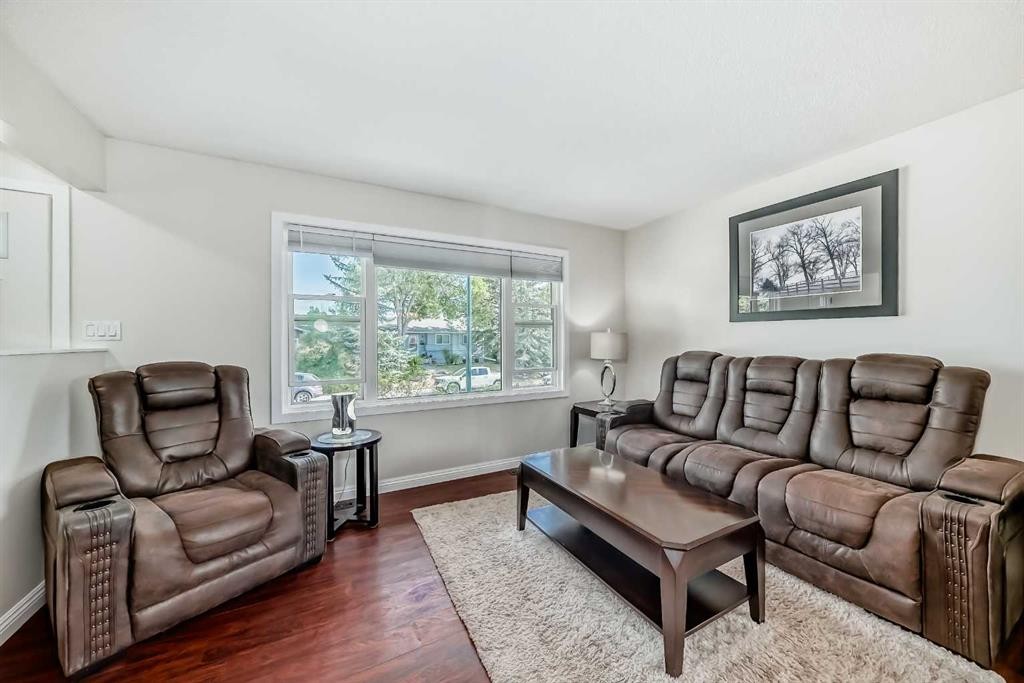 727 Macleay Road Ne, Calgary, AB - Indoor Photo Showing Living Room