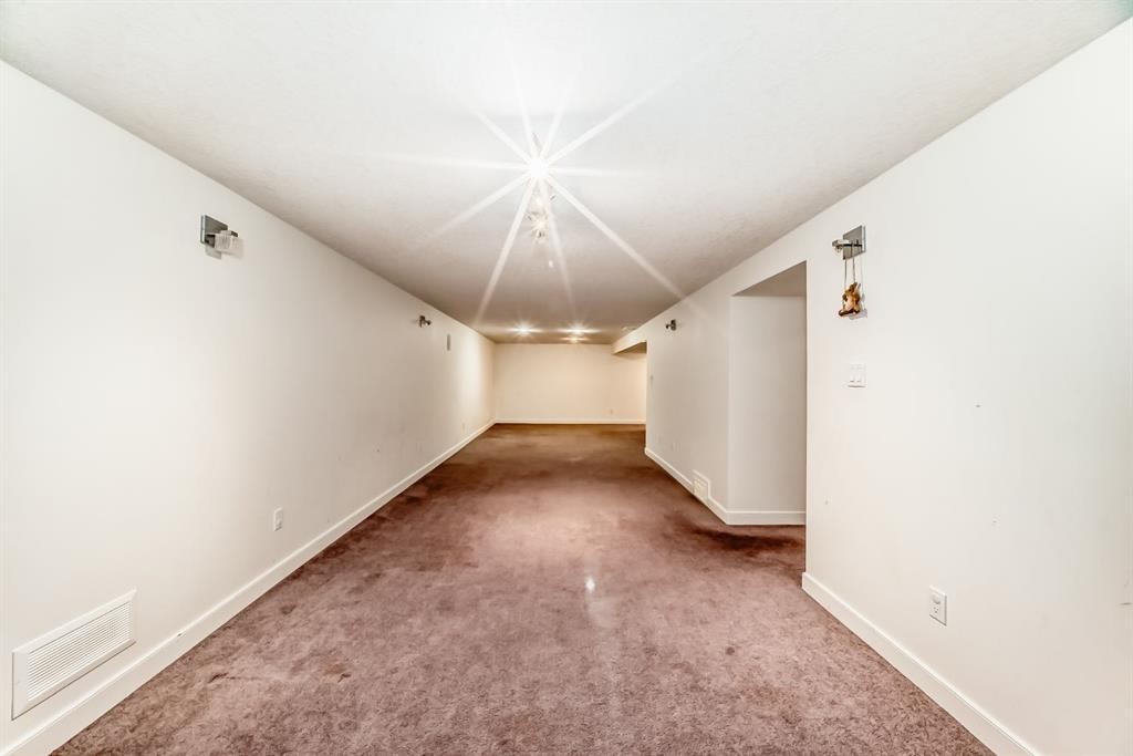 4139 Bowlen Street Nw, Calgary, AB - Indoor Photo Showing Other Room
