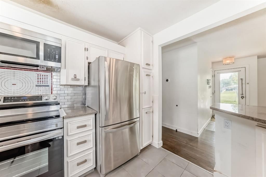4139 Bowlen Street Nw, Calgary, AB - Indoor Photo Showing Kitchen