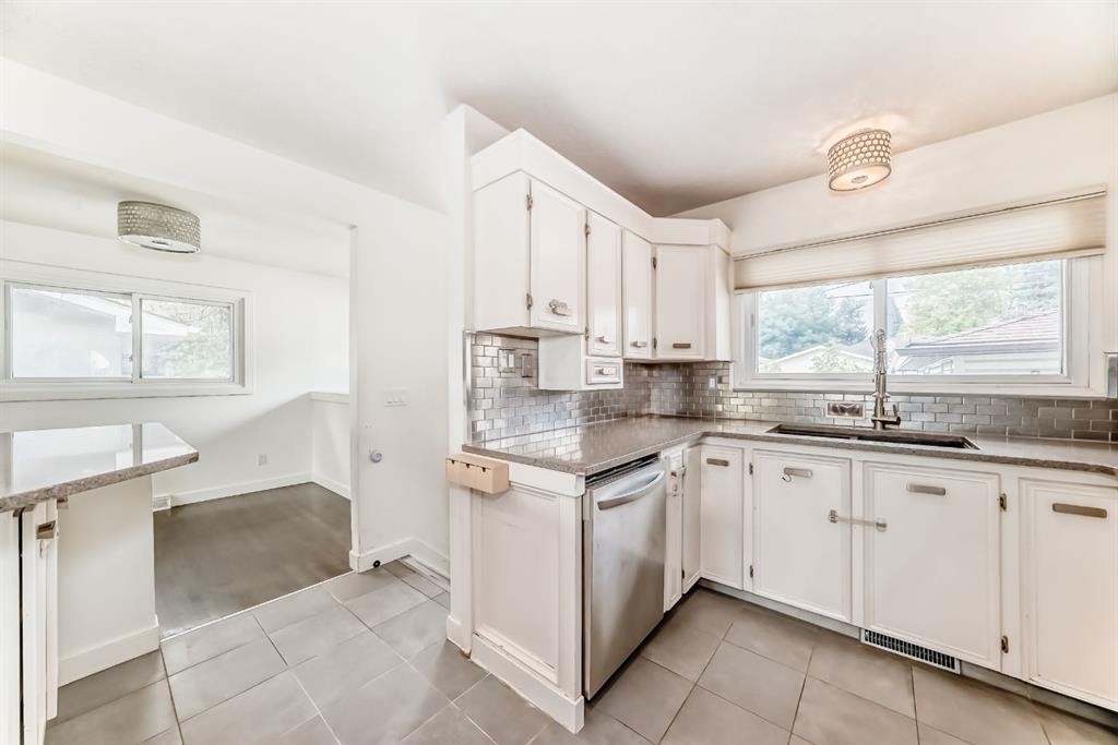 4139 Bowlen Street Nw, Calgary, AB - Indoor Photo Showing Kitchen