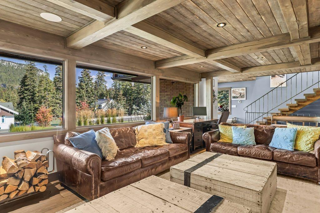 115 Spray Avenue, Banff, AB - Indoor Photo Showing Living Room