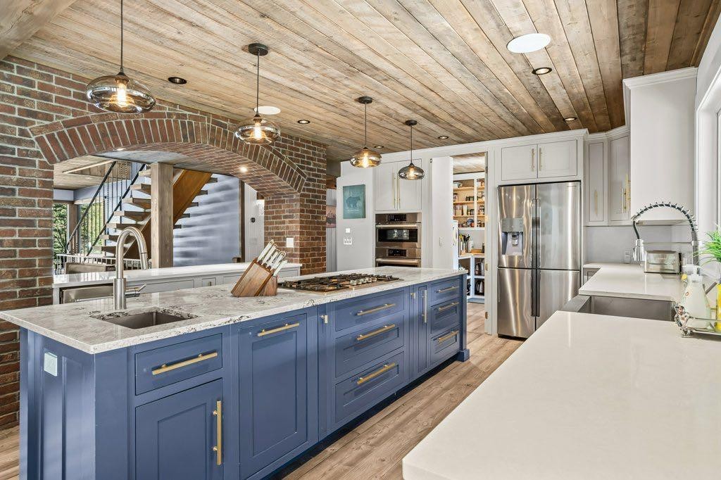 115 Spray Avenue, Banff, AB - Indoor Photo Showing Kitchen With Upgraded Kitchen