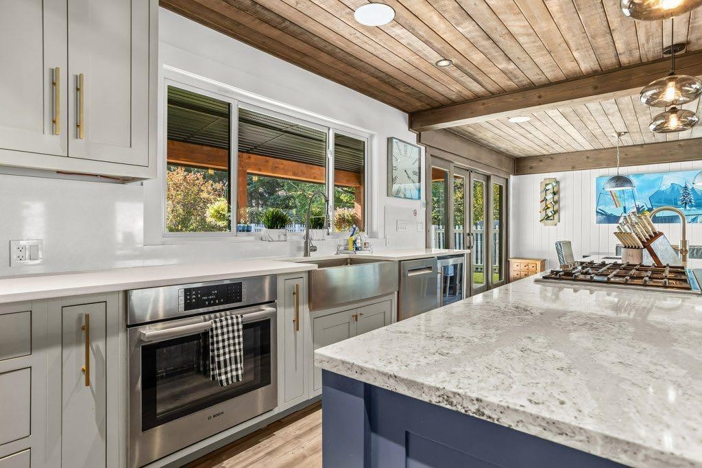 115 Spray Avenue, Banff, AB - Indoor Photo Showing Kitchen With Upgraded Kitchen