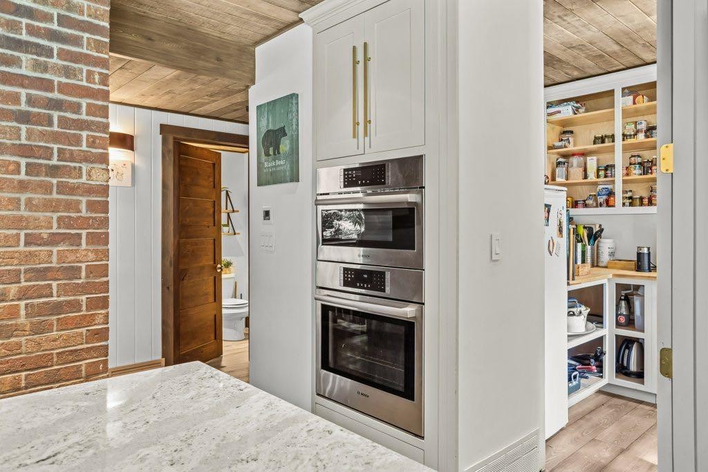 115 Spray Avenue, Banff, AB - Indoor Photo Showing Kitchen