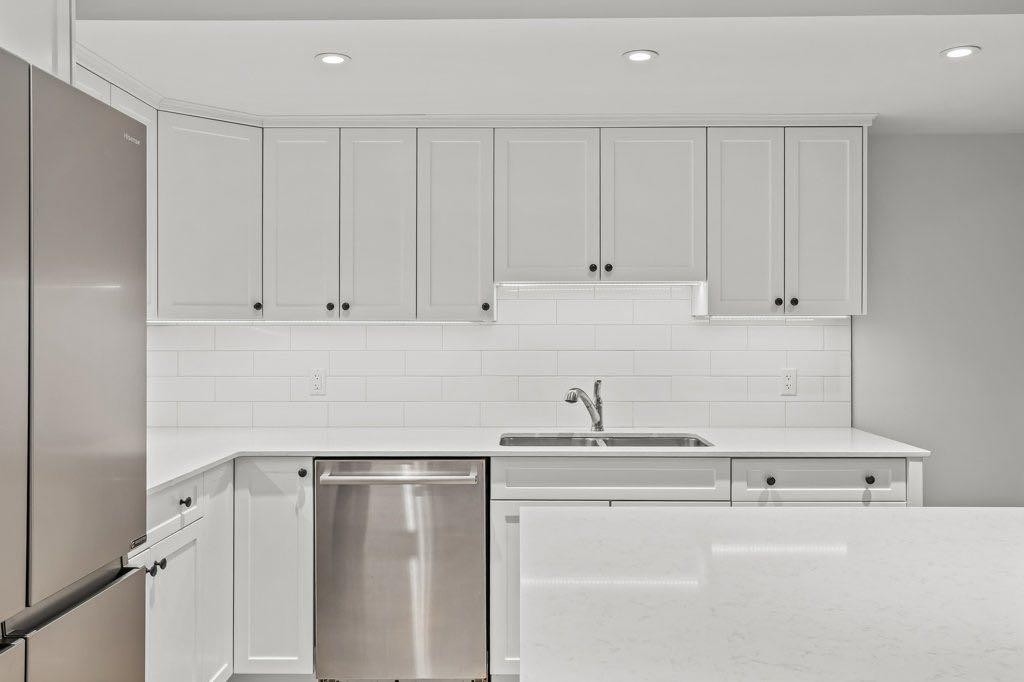 115 Spray Avenue, Banff, AB - Indoor Photo Showing Kitchen With Double Sink