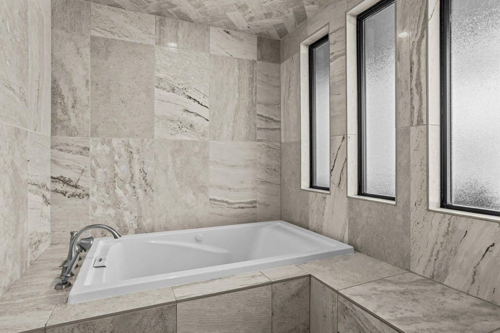 115 Spray Avenue, Banff, AB - Indoor Photo Showing Bathroom