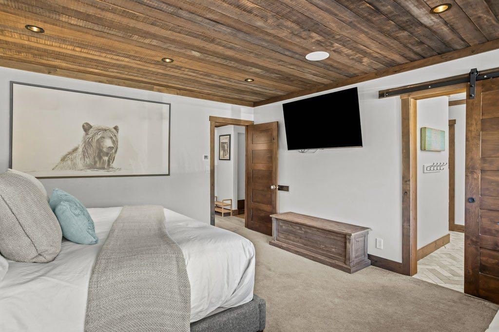 115 Spray Avenue, Banff, AB - Indoor Photo Showing Bedroom