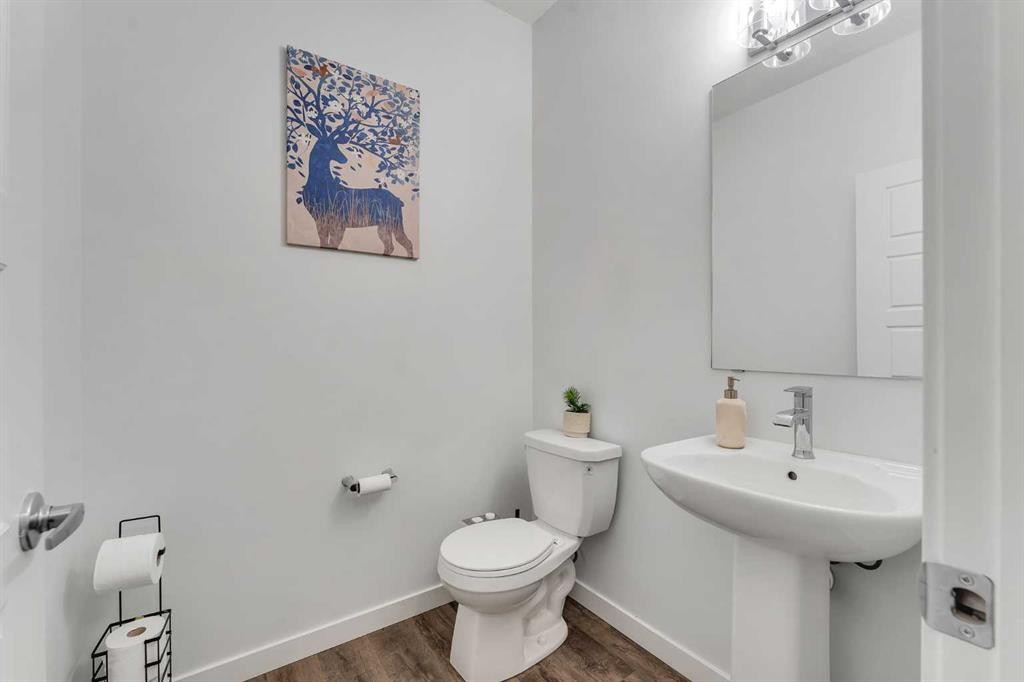 72 Creekside Boulevard Sw, Calgary, AB - Indoor Photo Showing Bathroom