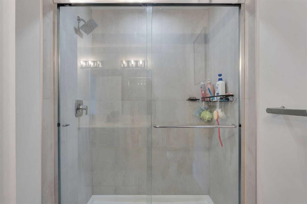 72 Creekside Boulevard Sw, Calgary, AB - Indoor Photo Showing Bathroom