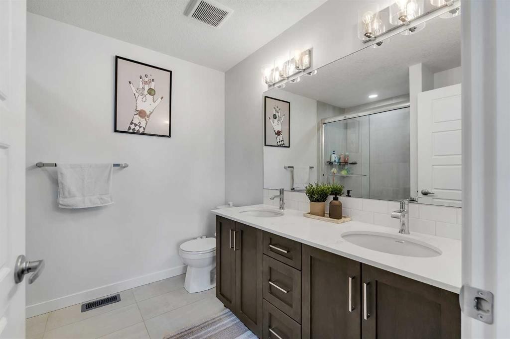 72 Creekside Boulevard Sw, Calgary, AB - Indoor Photo Showing Bathroom