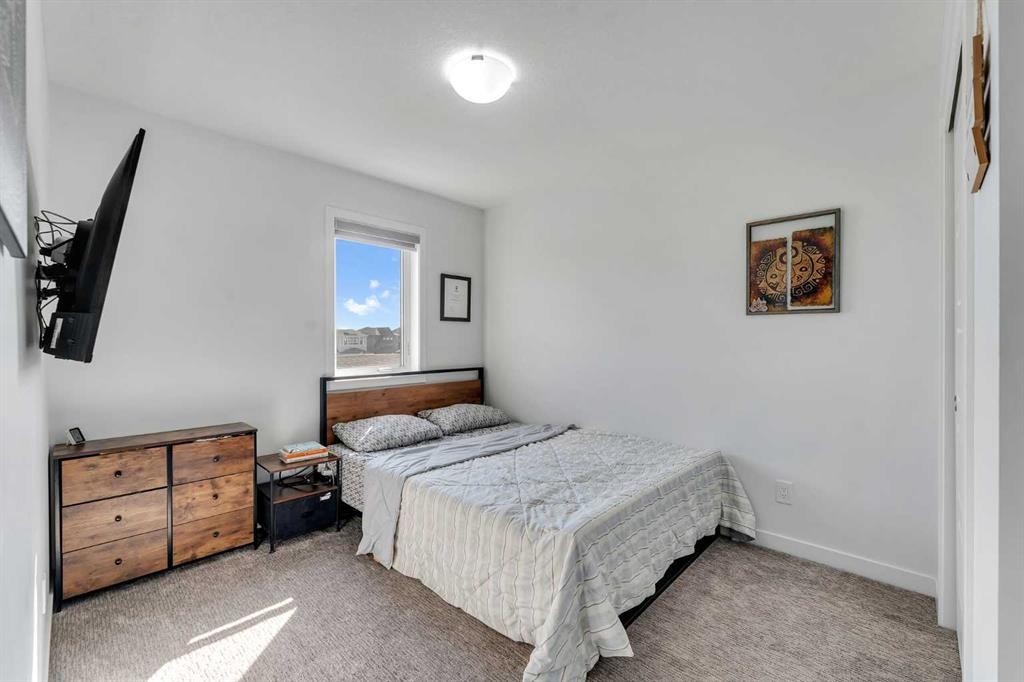 72 Creekside Boulevard Sw, Calgary, AB - Indoor Photo Showing Bedroom