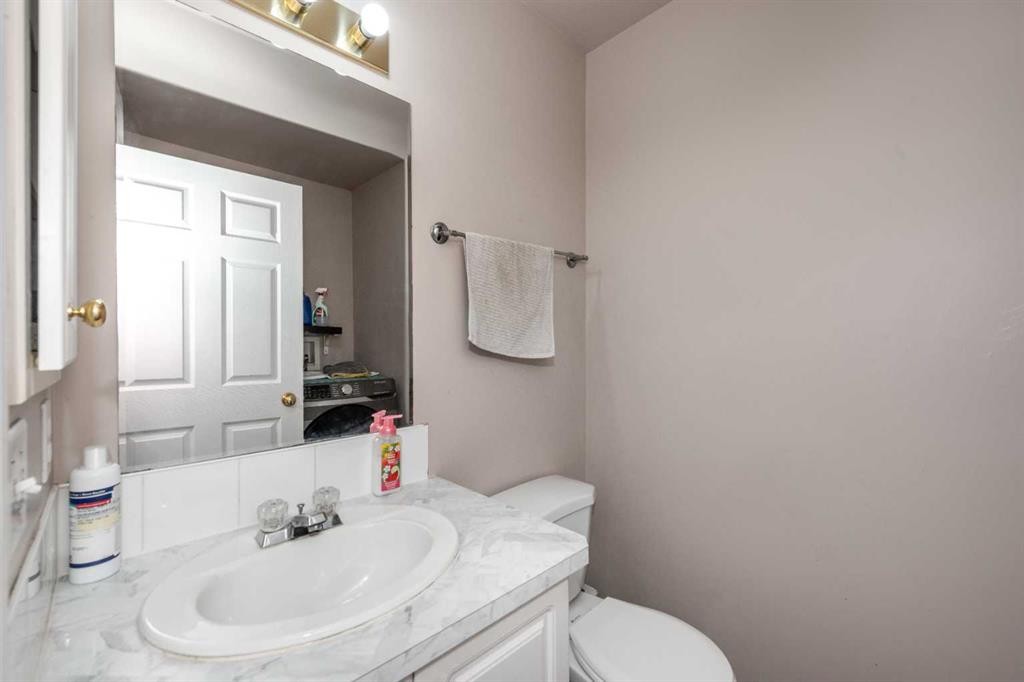 10 Tarawood Lane Ne, Calgary, AB - Indoor Photo Showing Bathroom