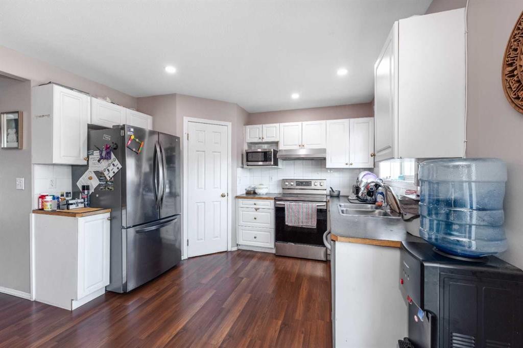10 Tarawood Lane Ne, Calgary, AB - Indoor Photo Showing Kitchen