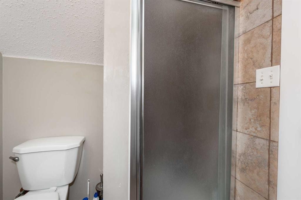 10 Tarawood Lane Ne, Calgary, AB - Indoor Photo Showing Bathroom