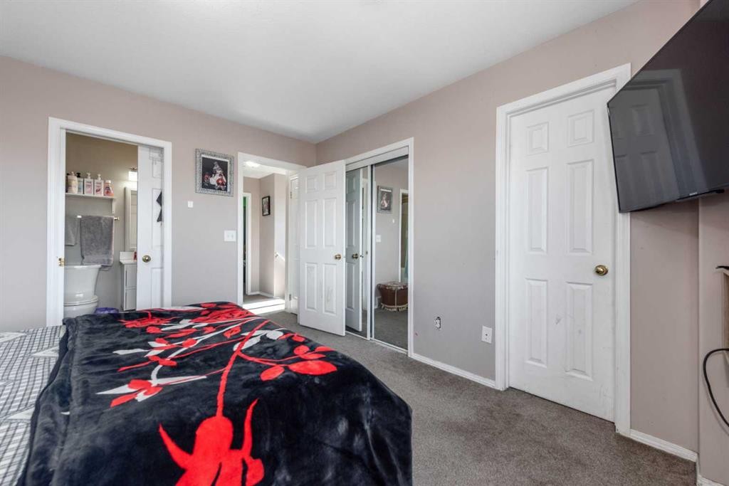 10 Tarawood Lane Ne, Calgary, AB - Indoor Photo Showing Bedroom