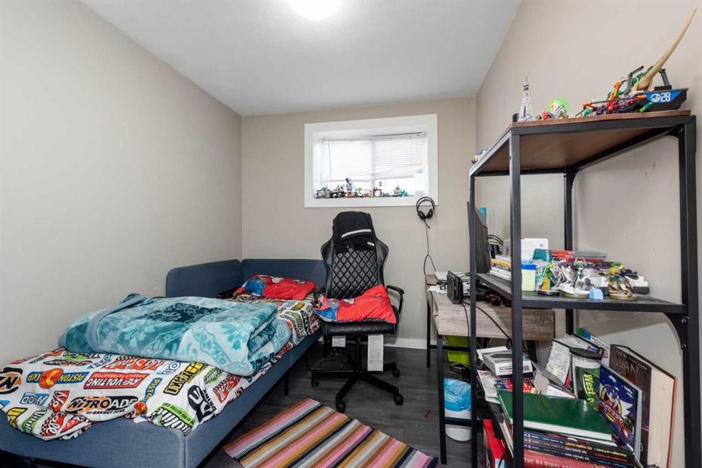 10 Tarawood Lane Ne, Calgary, AB - Indoor Photo Showing Bedroom