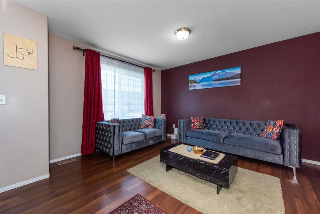 10 Tarawood Lane Ne, Calgary, AB - Indoor Photo Showing Living Room