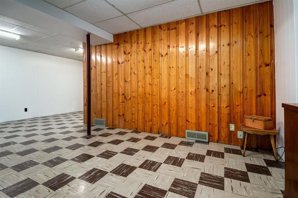 6016 Thornburn Drive Nw, Calgary, AB - Indoor Photo Showing Other Room