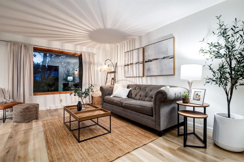 6016 Thornburn Drive Nw, Calgary, AB - Indoor Photo Showing Living Room