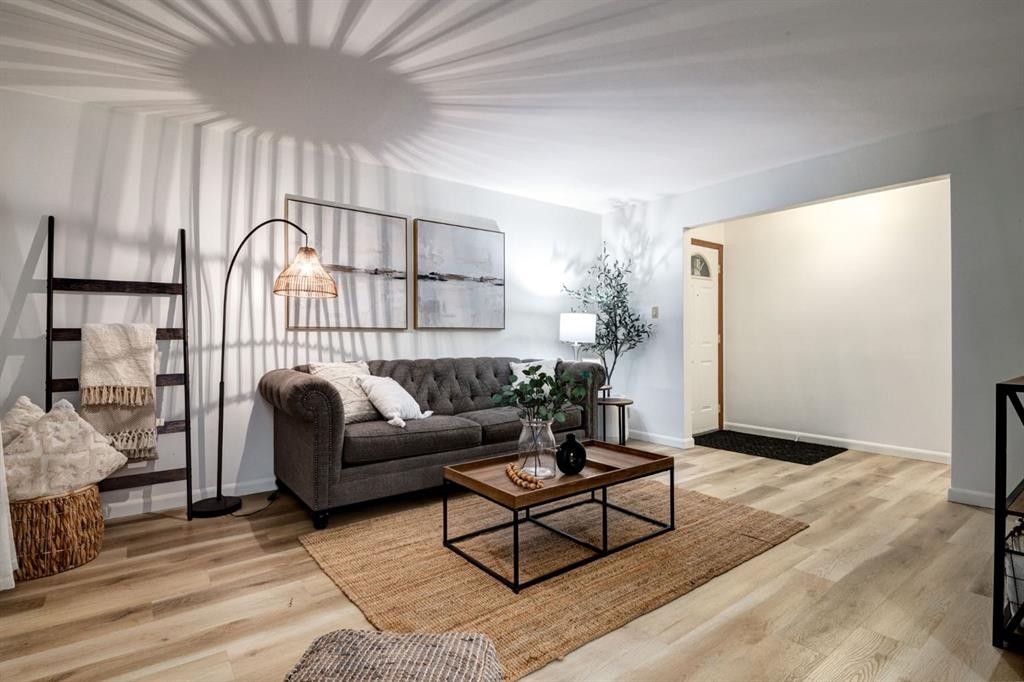 6016 Thornburn Drive Nw, Calgary, AB - Indoor Photo Showing Living Room