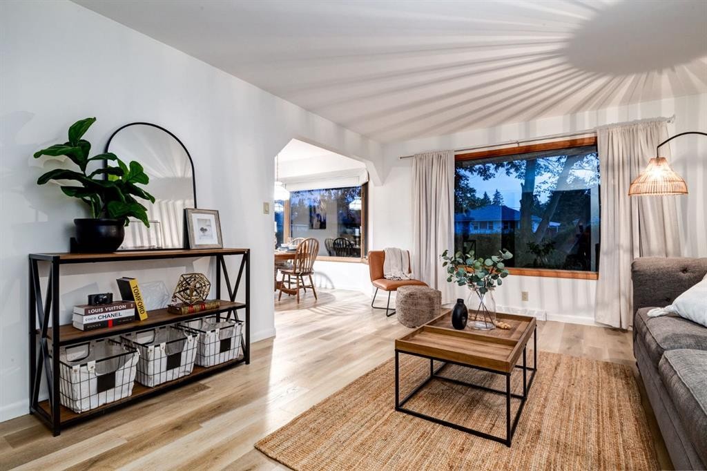 6016 Thornburn Drive Nw, Calgary, AB - Indoor Photo Showing Living Room