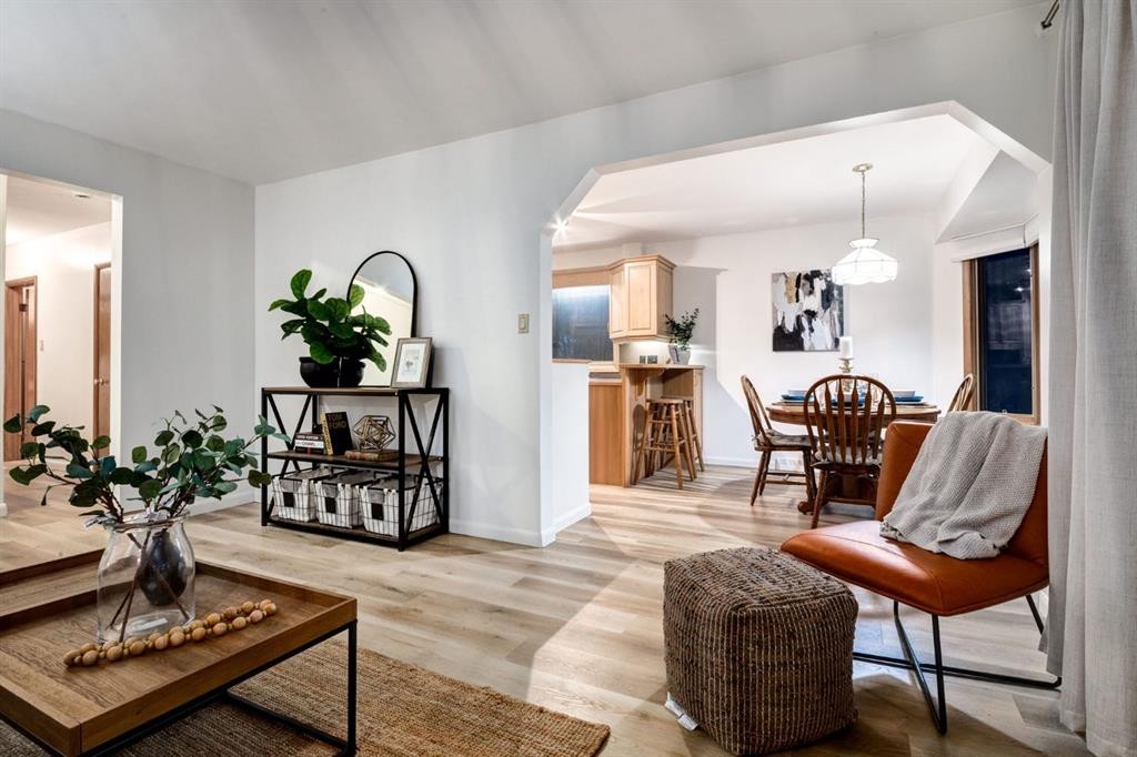 6016 Thornburn Drive Nw, Calgary, AB - Indoor Photo Showing Living Room