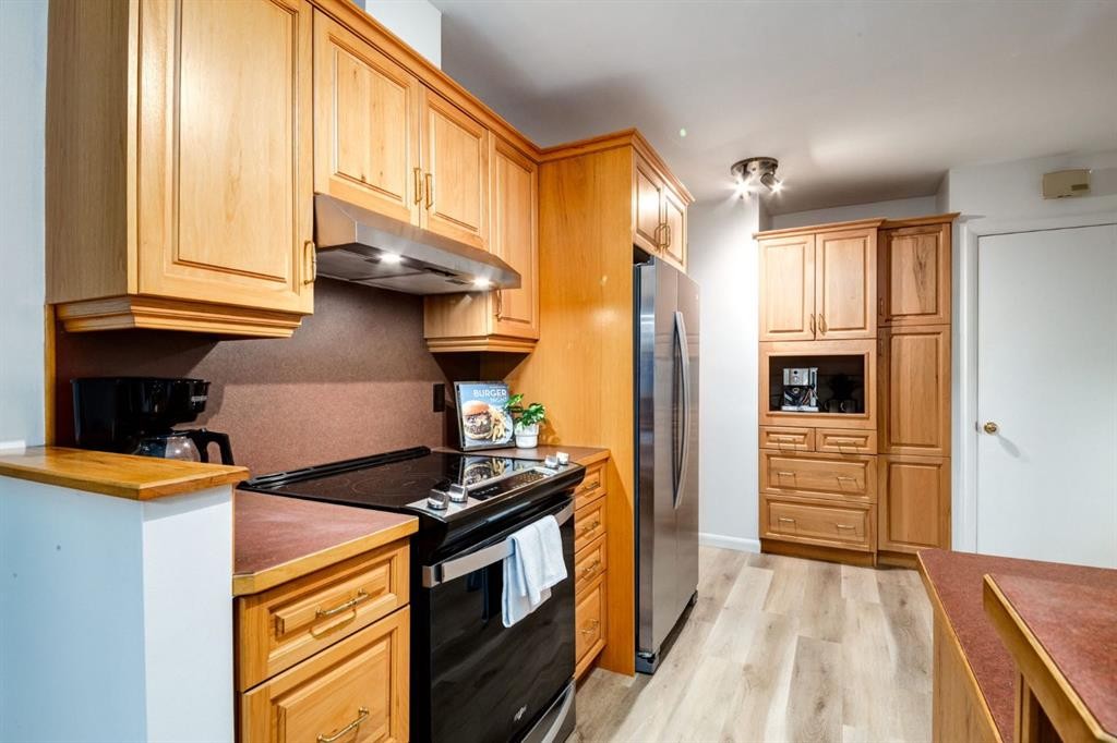 6016 Thornburn Drive Nw, Calgary, AB - Indoor Photo Showing Kitchen