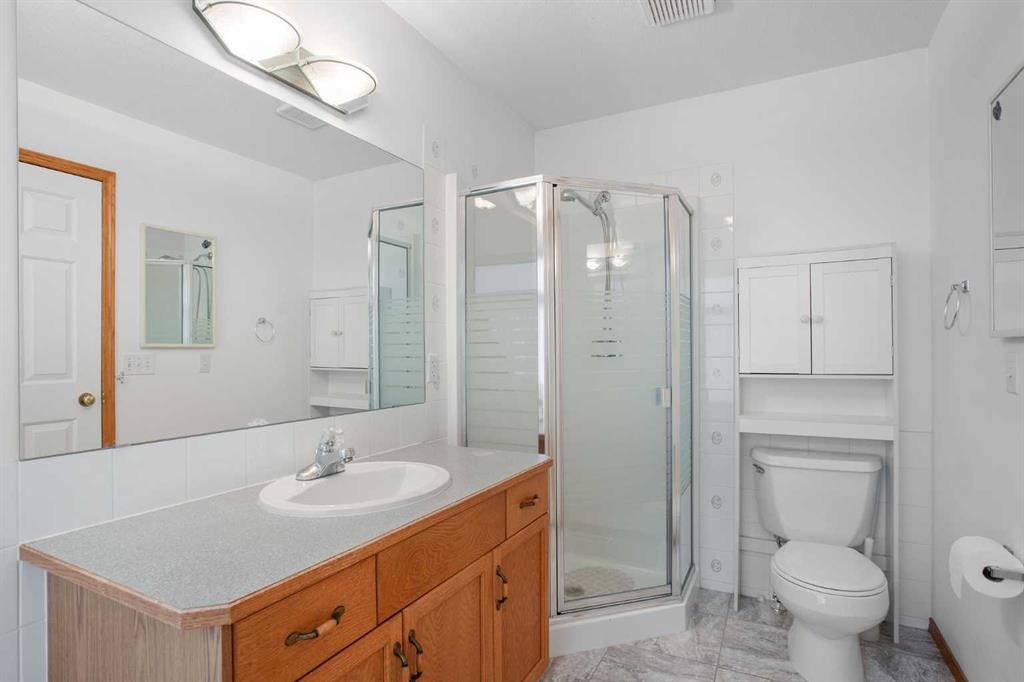 70 Anaheim Green Ne, Calgary, AB - Indoor Photo Showing Bathroom