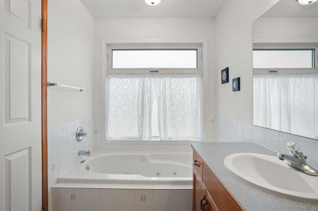 70 Anaheim Green Ne, Calgary, AB - Indoor Photo Showing Bathroom
