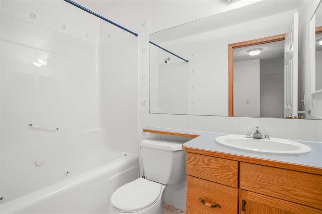 70 Anaheim Green Ne, Calgary, AB - Indoor Photo Showing Bathroom