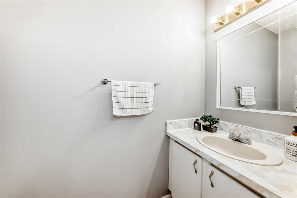 4611 50 Street, Red Deer, AB - Indoor Photo Showing Bathroom