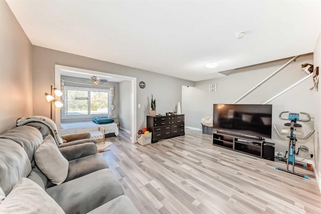 4611 50 Street, Red Deer, AB - Indoor Photo Showing Living Room