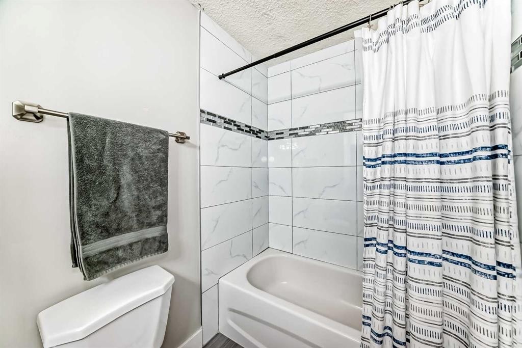 3920 44 Avenue Ne, Calgary, AB - Indoor Photo Showing Bathroom