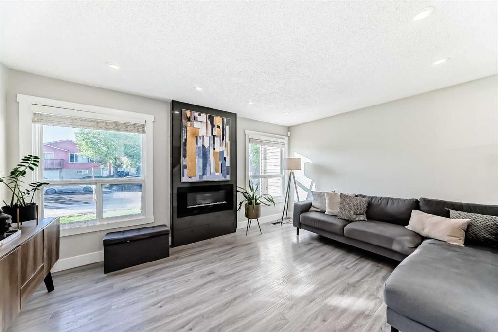 3920 44 Avenue Ne, Calgary, AB - Indoor Photo Showing Living Room