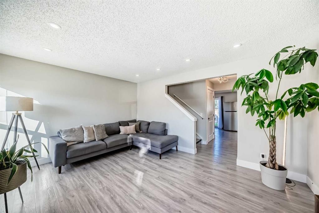 3920 44 Avenue Ne, Calgary, AB - Indoor