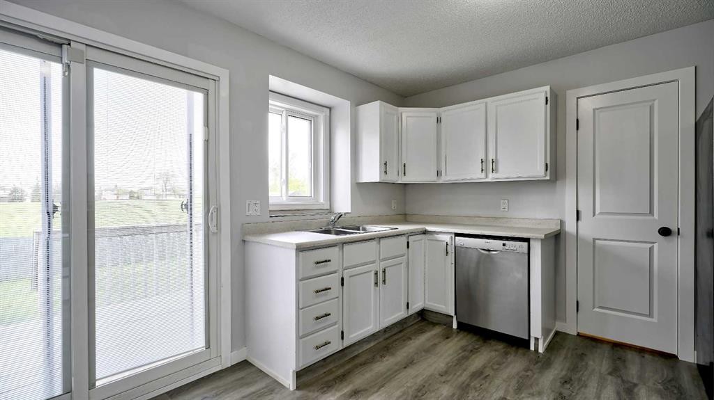 124 Riverbrook Way Se, Calgary, AB - Indoor Photo Showing Kitchen
