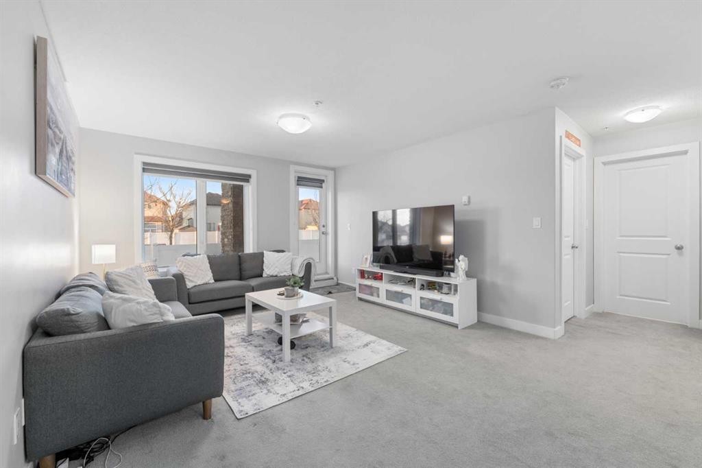 1105-6118 80 Avenue Ne, Calgary, AB - Indoor Photo Showing Living Room