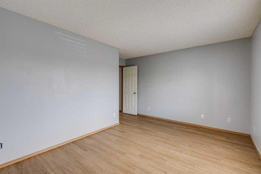 2142 Country Hills Circle Nw, Calgary, AB - Indoor Photo Showing Other Room