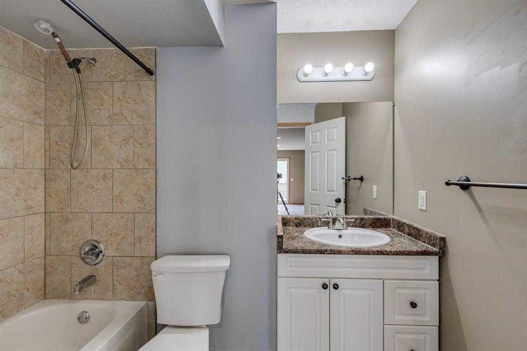 2142 Country Hills Circle Nw, Calgary, AB - Indoor Photo Showing Bathroom