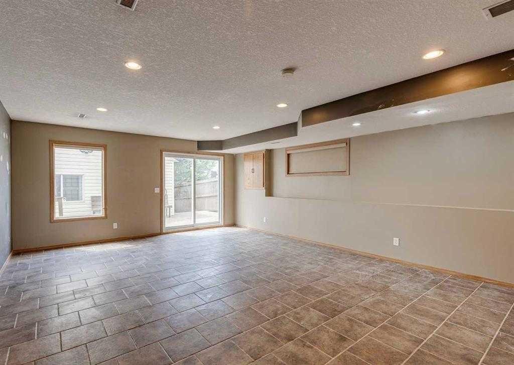 2142 Country Hills Circle Nw, Calgary, AB - Indoor Photo Showing Other Room