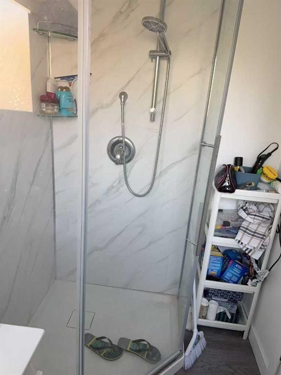 3727 Valdes Place Nw, Calgary, AB - Indoor Photo Showing Bathroom