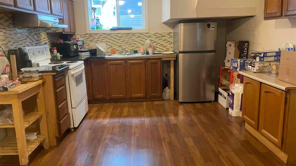3727 Valdes Place Nw, Calgary, AB - Indoor Photo Showing Kitchen With Double Sink
