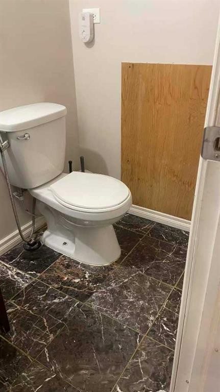 3727 Valdes Place Nw, Calgary, AB - Indoor Photo Showing Bathroom