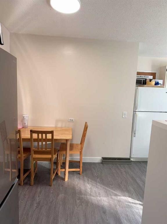 3727 Valdes Place Nw, Calgary, AB - Indoor Photo Showing Dining Room