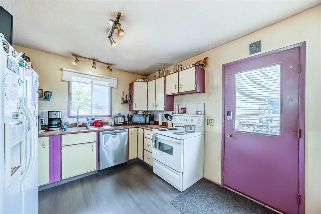 52 Castlebrook Rise Ne, Calgary, AB - Indoor Photo Showing Kitchen