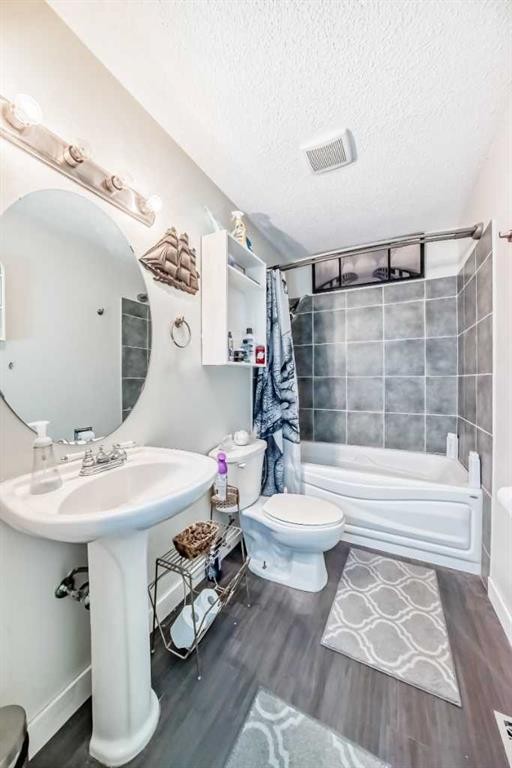 52 Castlebrook Rise Ne, Calgary, AB - Indoor Photo Showing Bathroom