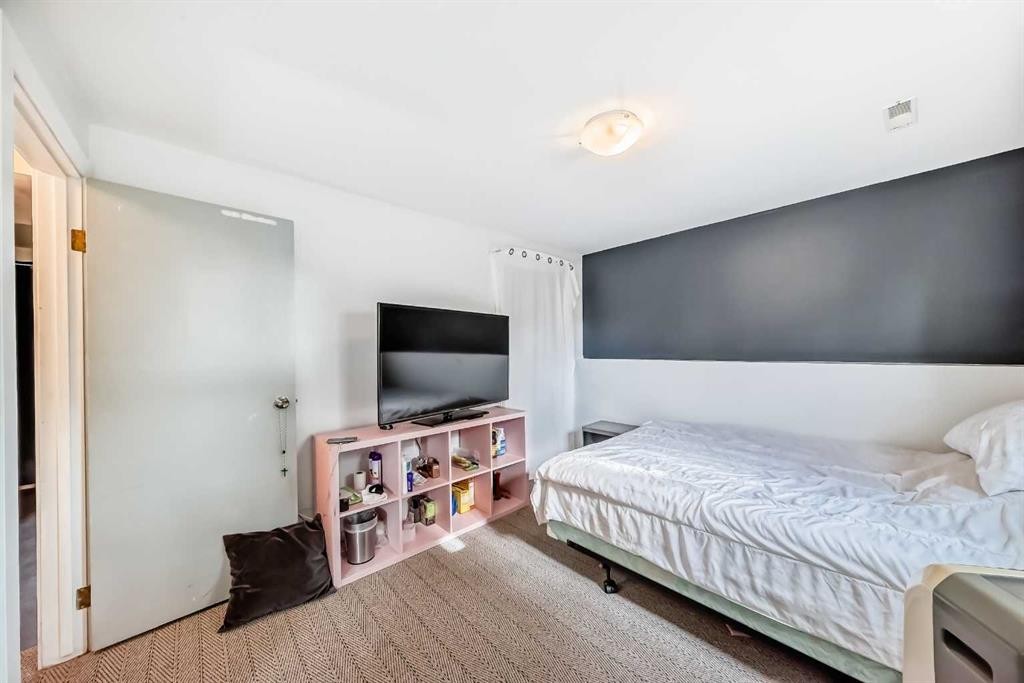 52 Castlebrook Rise Ne, Calgary, AB - Indoor Photo Showing Bedroom