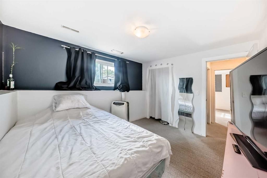 52 Castlebrook Rise Ne, Calgary, AB - Indoor Photo Showing Bedroom