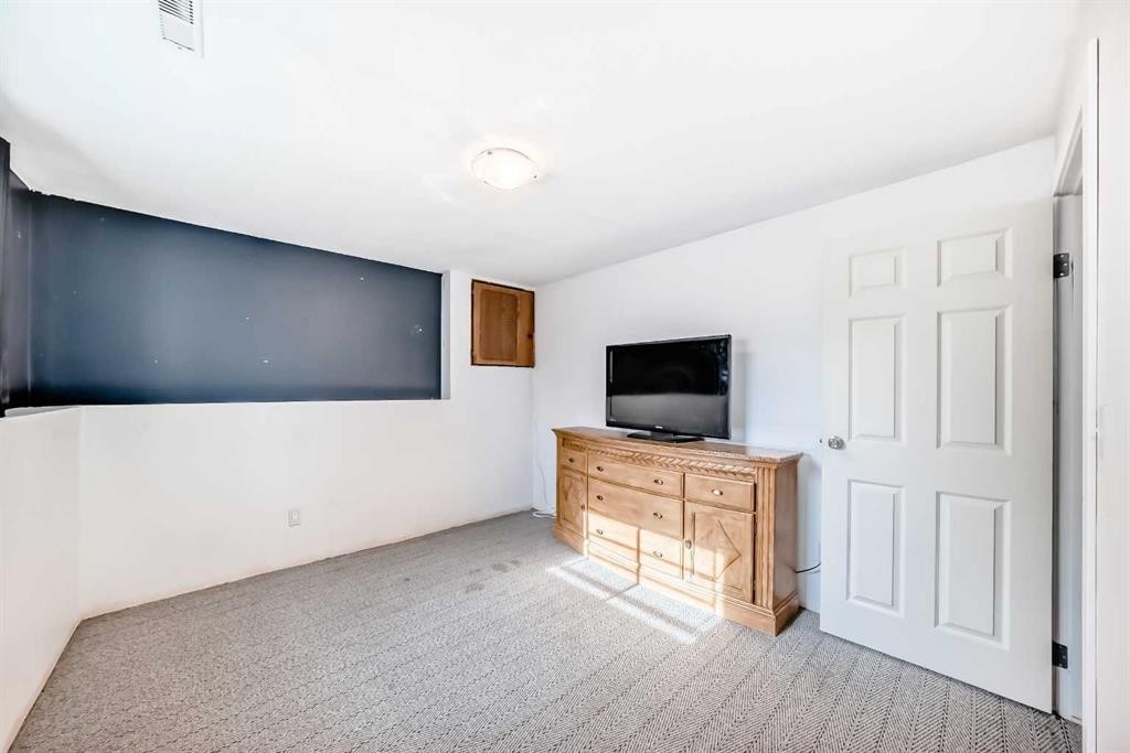 52 Castlebrook Rise Ne, Calgary, AB - Indoor Photo Showing Other Room